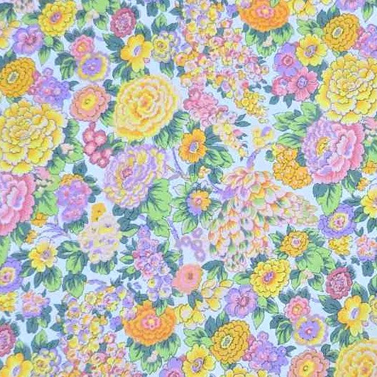 "Estampado Floral Liberty con rosas, dalias y flores silvestres en colores vivos - amarillo dorado, rosa coral, lila, naranja y verde - sobre fondo azul celeste, estilo vintage romántico"