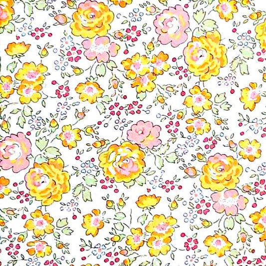 "Estampado floral vintage LIBERTY con rosas amarillas y rosa pálido, hojas verdes y pequeñas bayas rojas sobre fondo blanco. Patrón romántico de estilo cottage con flores de diferentes tamaños."