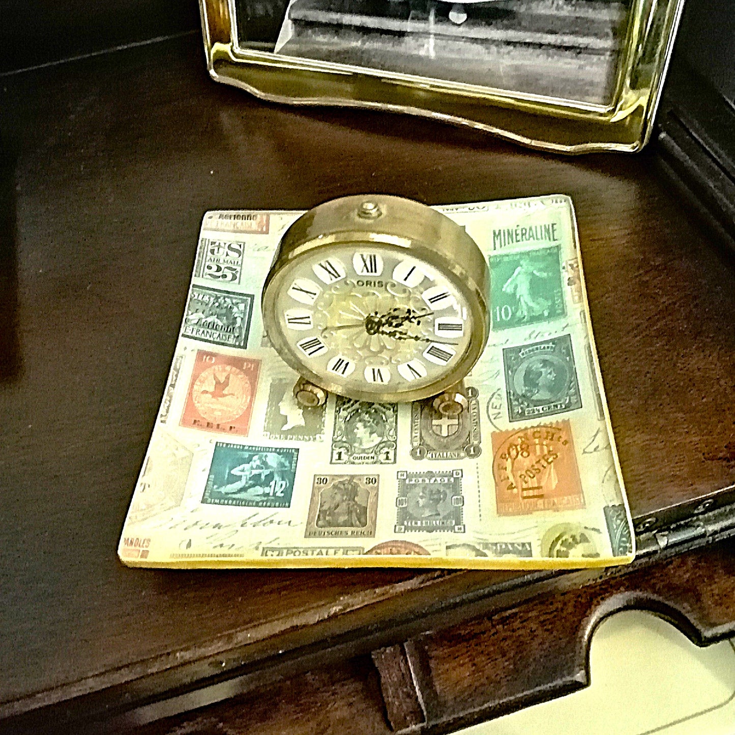 Platito decorado a mano mediante decoupage con estampado de sellos ideal para los escritorios de ellos.