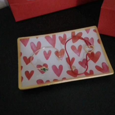  "Bandeja de cristal con decoupage artesanal - técnica decorativa con motivos de corazones, perfecta para servir o como elemento decorativo romántico"