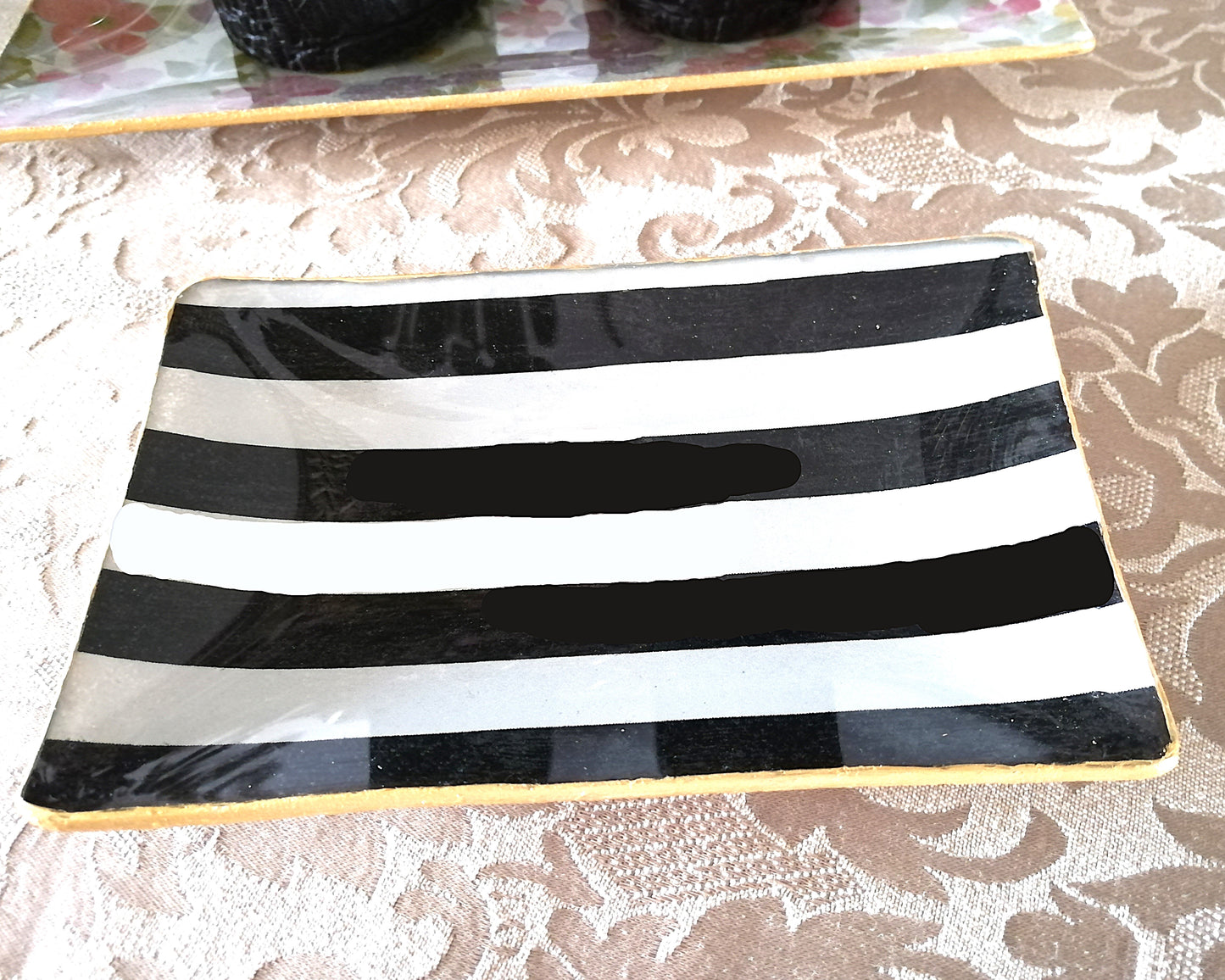Bandeja vaciabolsillos de cristal, decorada a mano con técnica decoupage y estampado e rayas negras y blancas.