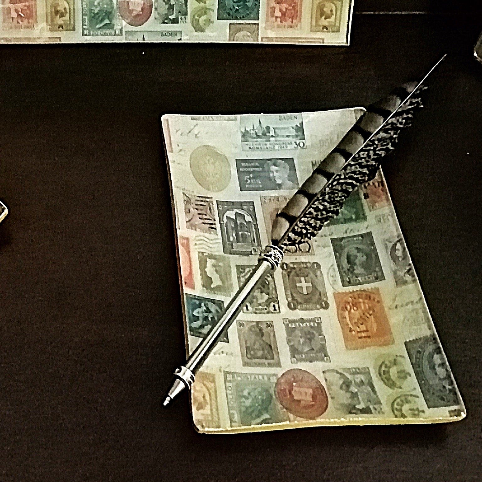 Bandeja mediana decorada a mano mediante decoupage con estampado de sellos ideal para los escritorios de ellos.