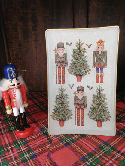 Bandeja de 16x11 cm decorada a mano mediante decoupage con estampado de cascanueces y abeto de navidad.