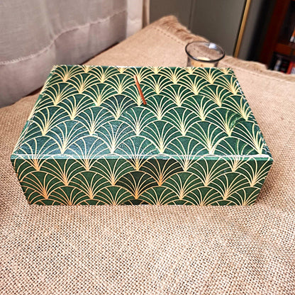 "Caja madera verde imperial artesanal decorativa hecha mano España Dmarta". Estampado "Art Decó de abanicos". Tiene un patrón repetitivo en forma de abanico o conchas estilizadas, típico del diseño decorativo de los años 20 y 30.
