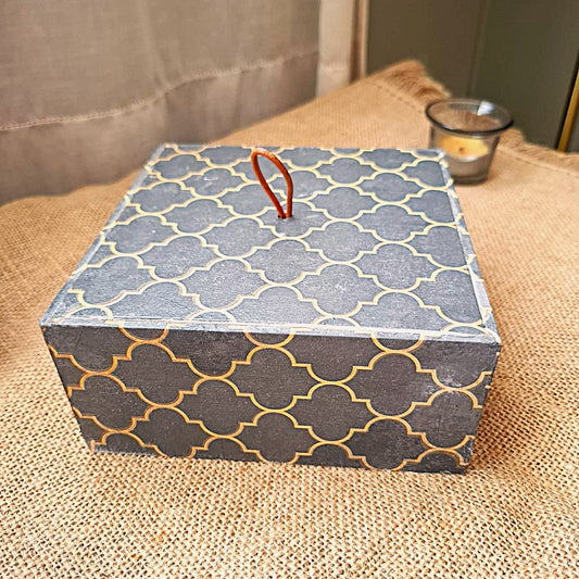 Detalle caja madera Nazarí artesanal decorativa hecha mano España Dmarta. Este estampado se llama "arabesco" o "rejilla morisca". También se conoce como "patrón de celosía" o "cuatrofoil" (cuatrifolio), muy usado en el arte islámico y la arquitectura mudéjar.
