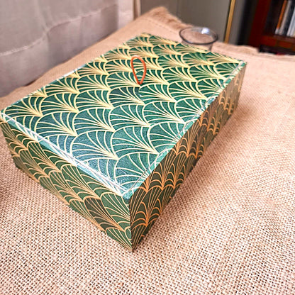 Caja verde imperial madera natural artesanal regalo único España. Estampado "Art Decó de abanicos". Tiene un patrón repetitivo en forma de abanico o conchas estilizadas, típico del diseño decorativo de los años 20 y 30.
