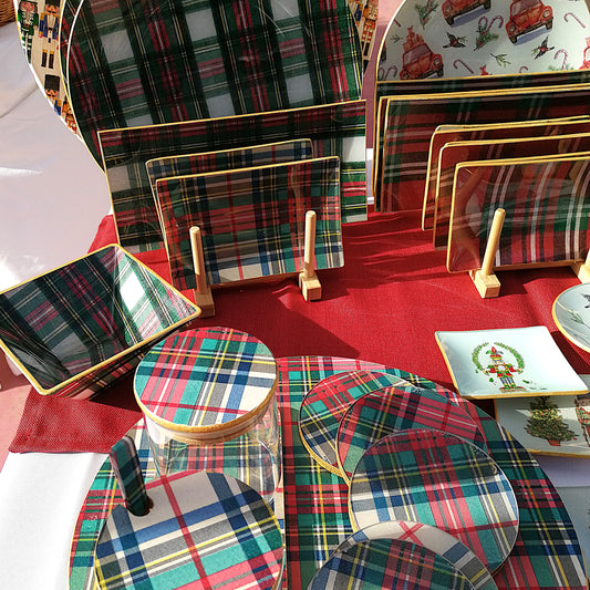  "Patrón de cuadros escoceses en tonos rojos y verdes con detalles decorativos". Platos decorados a mano para navidad.