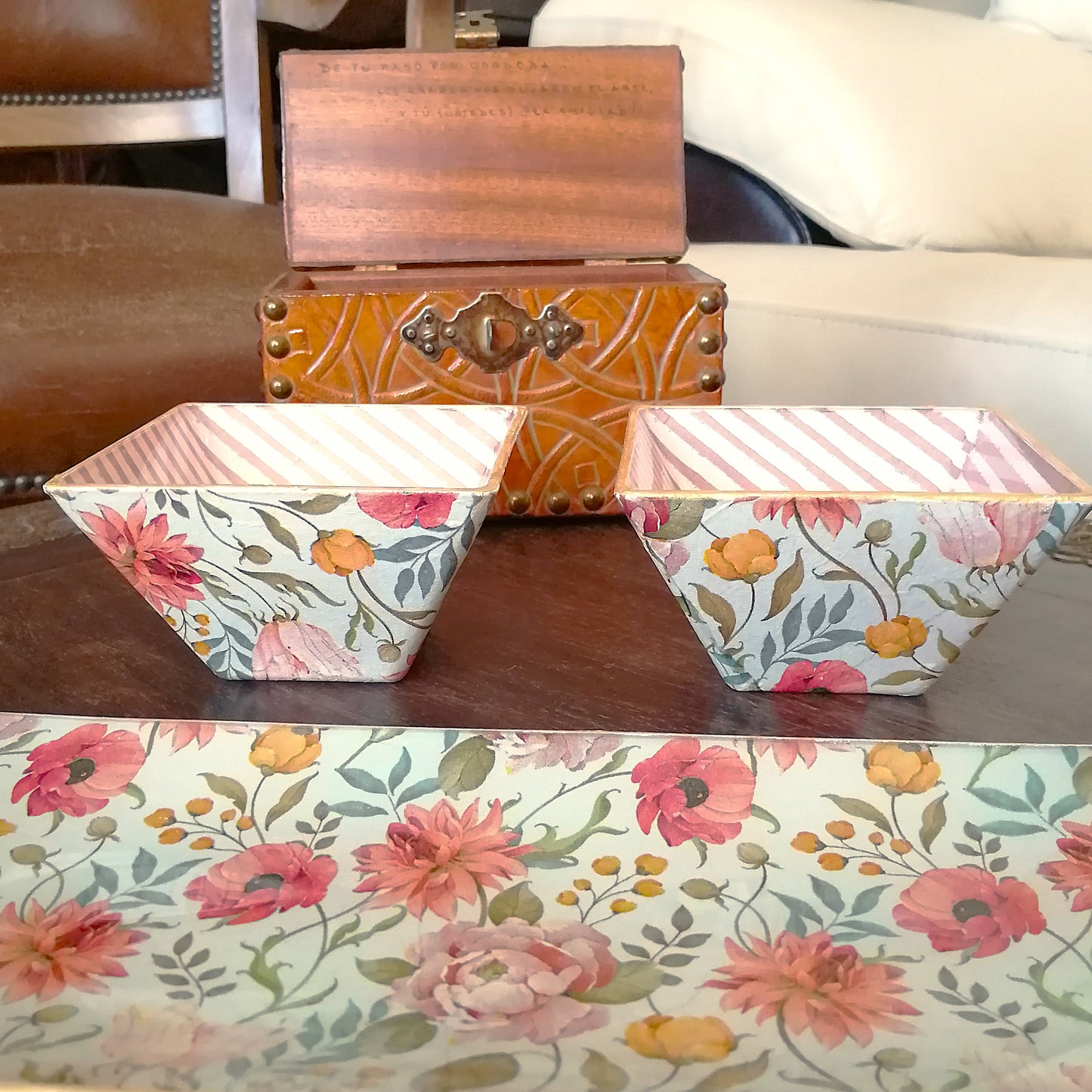 Cuencos de cristal decorados mediante decoupage con estampado flora combinado con rayas rosa maquillaje. Realizados de forma artesanal en España por la firma Dmarta.