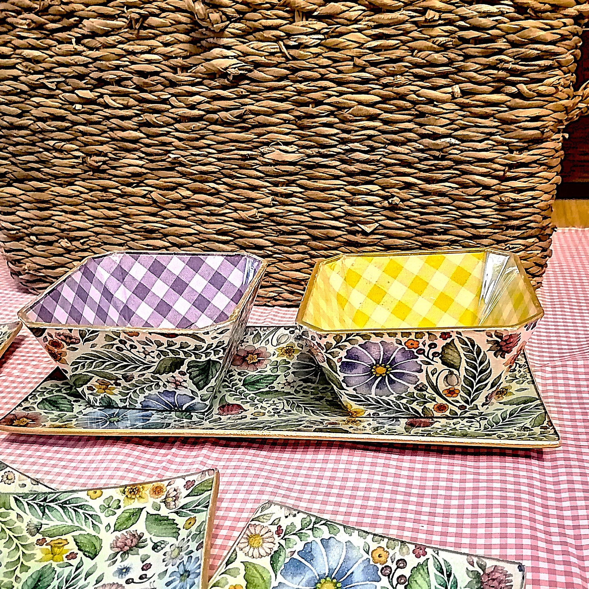 Cuencos de cristal decorados mediante decoupage con estampado flora combinado con vichy morado y amarillo. Realizados de forma artesanal en España por la firma Dmarta.