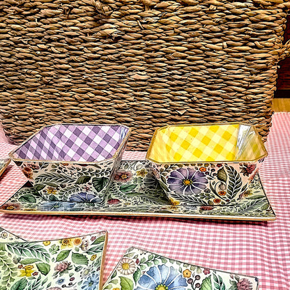 Cuencos de cristal decorados mediante decoupage con estampado flora combinado con vichy morado y amarillo. Realizados de forma artesanal en España por la firma Dmarta.