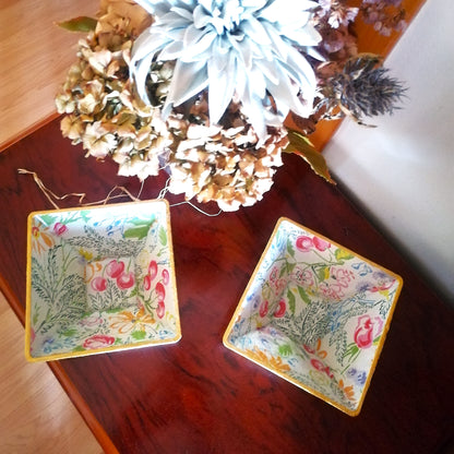 Cuencos de cristal decorados mediante decoupage con estampado floral. Realizados de forma artesanal en España por la firma Dmarta.