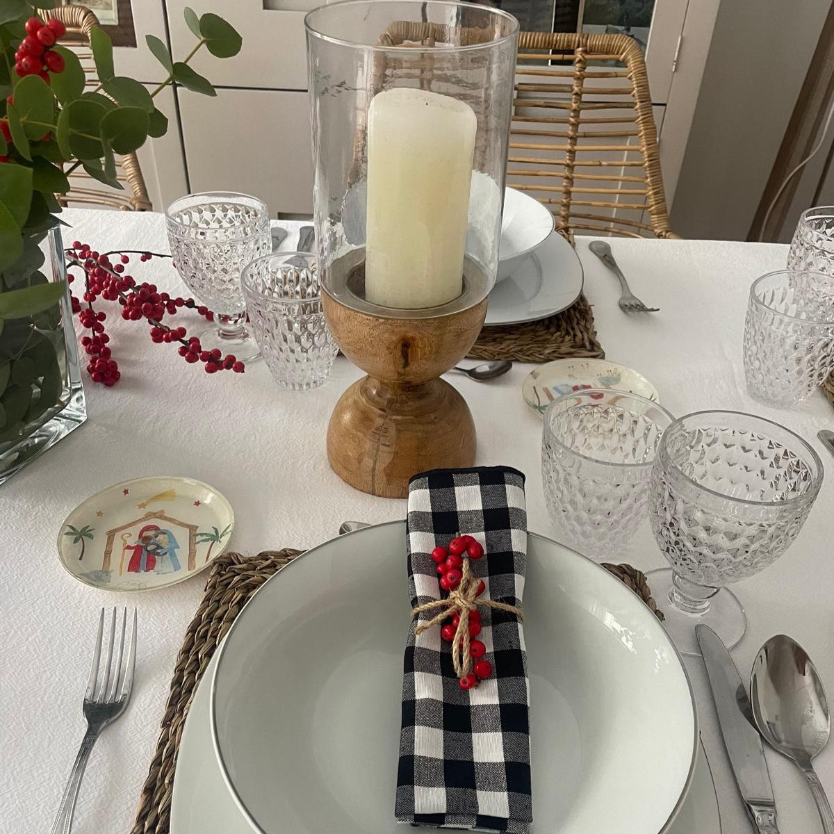 Mesa de navidad con plato de pan decorado a mano artesanalmente con estampado Portal de Belén .