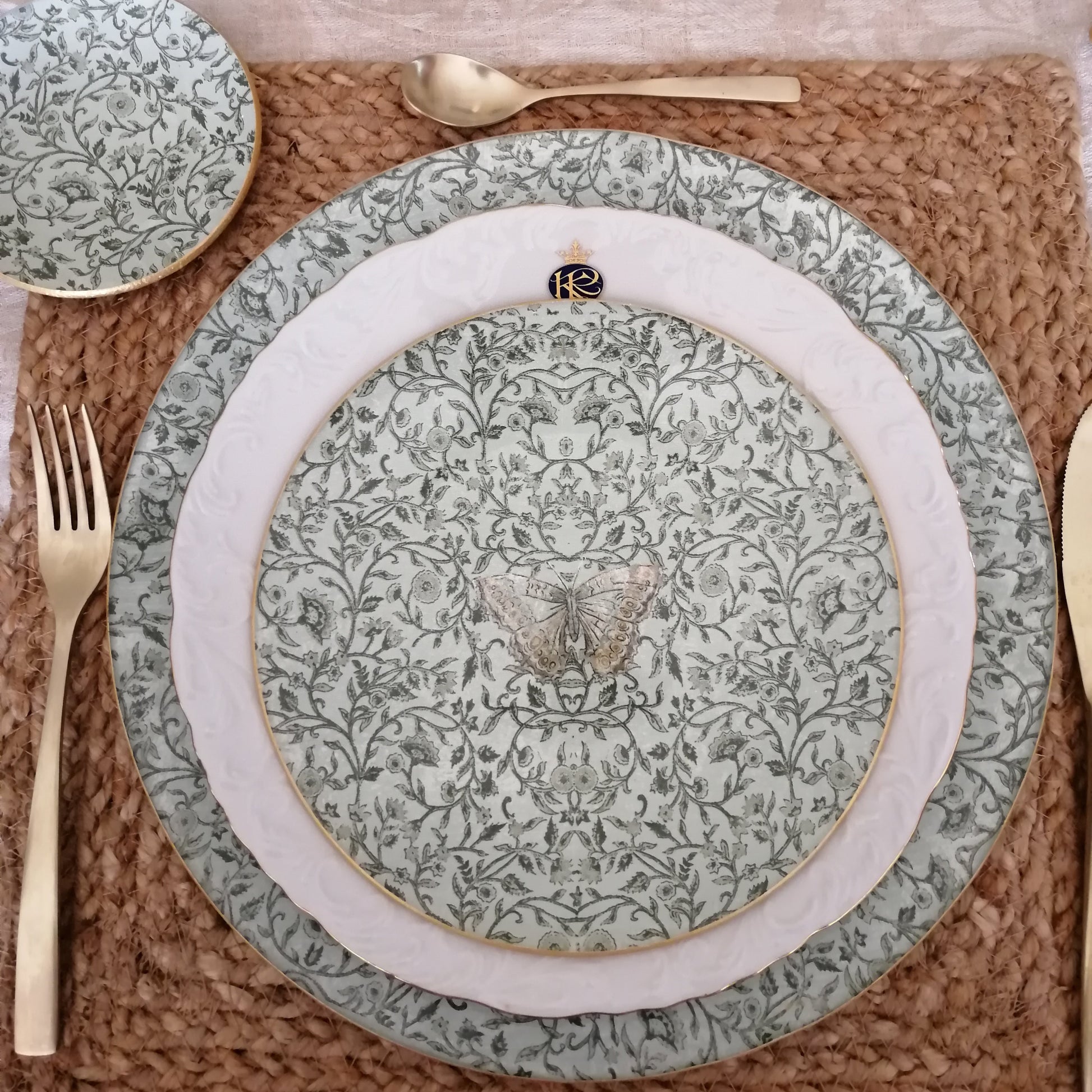 "Plato redondo artesanal minimalista elegante 25cm Dmarta hecho a mano España"

