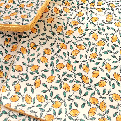 Estampado de limones con hojas verdes sobre fondo blanco. El patrón es pequeño y repetitivo, lo que le da un aire fresco, veraniego y mediterráneo.  

