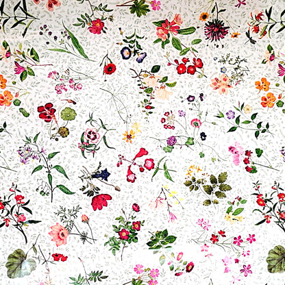 Diseño floral  romántico sobre un fondo blanco con pequeñas hojitas grises muy sutiles. Distribuidas de forma suelta y natural, como si estuvieran esparcidas al azar, lo que le da un aire fresco y desenfadado. En colores rosa, rojo, lila, púrpura, amarillo y verde, con detalles en naranja y azul. Es un estampado ideal para proyectos primaverales o veraniegos, con una estética femenina, natural y alegre.