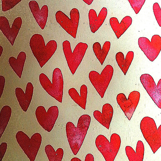 Este estampado presenta corazones rojos en distintas formas y tamaños, distribuidos de forma irregular sobre un fondo blanco. Los corazones tienen un acabado algo texturizado, con variaciones sutiles de tono y sombreados que les dan un aire hecho a mano, casi como pintados con pincel. 
Es ideal para decoración de San Valentín o detalles amorosos con un toque artesanal y alegre.