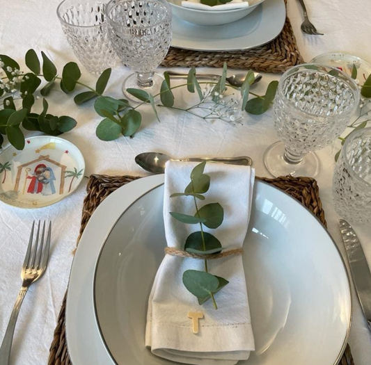 Mesa navidad con platito de pan decorado a mano artesanalmente con estampado del Portal de Belén.
