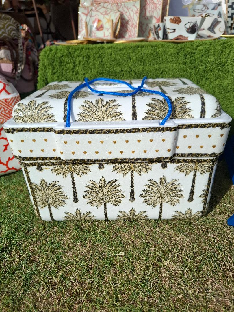 Nevera de polispan decorada a mano artesanalmente mediante decaupage. El estampado es un conjunto de palmeras en tonos marrones y ocres sobre fondo blanco y ribete de corazones ocres. Ideal para mantener tus bebidas y sacks  de forma bonita y original.