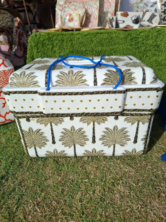 Nevera de polispan decorada a mano artesanalmente mediante decaupage. El estampado es un conjunto de palmeras en tonos marrones y ocres sobre fondo blanco y ribete de corazones ocres. Ideal para mantener tus bebidas y sacks  de forma bonita y original.