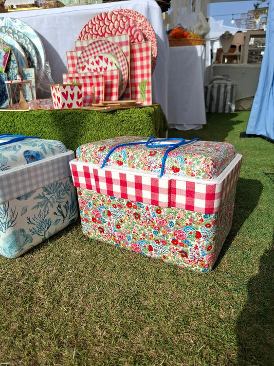 Nevera de poliespán decorada a mano artesanalmente mediante decoupage. Estampado Liberty Elisian Red. Ideal para mantener tus bebidas y Snacks  de forma bonita y original. 