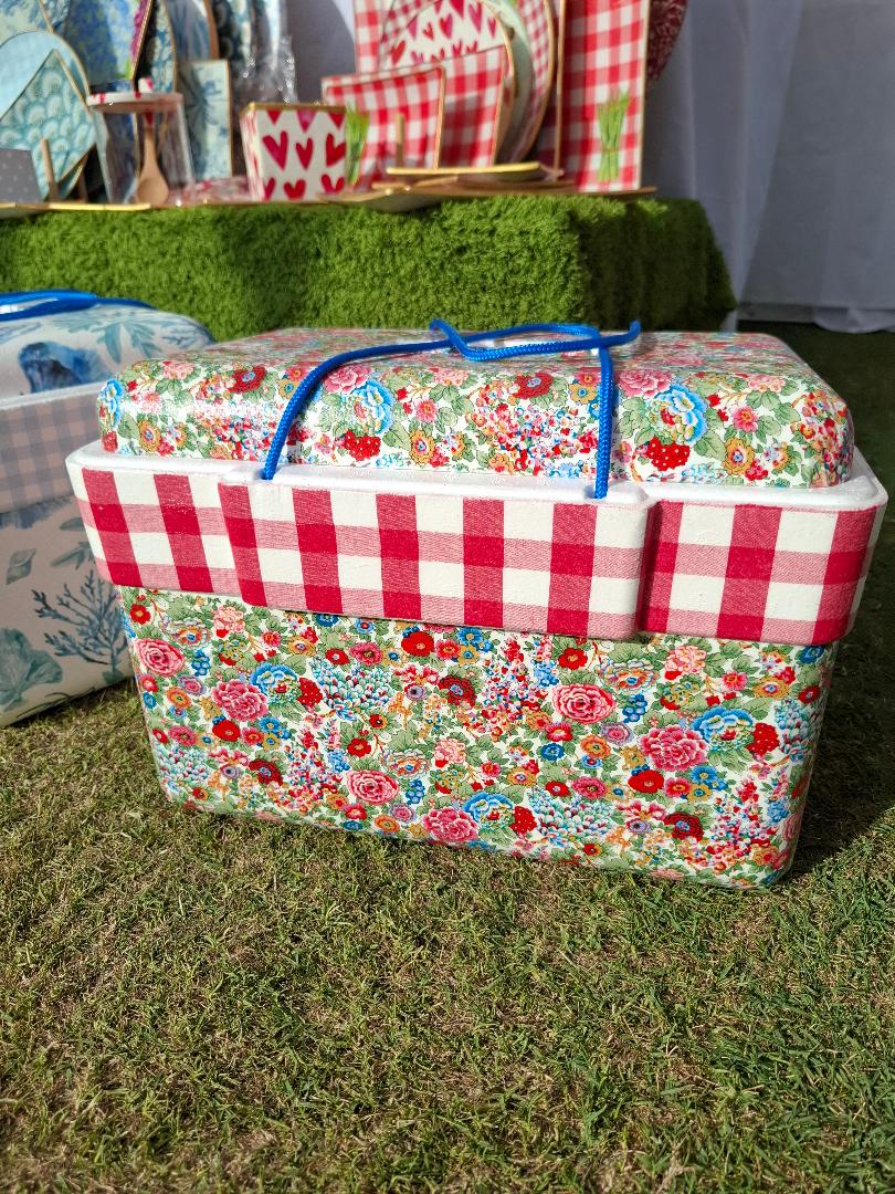 Nevera de poliespán decorada a mano artesanalmente mediante decoupage. Estampado Liberty Elisian Red. Ideal para mantener tus bebidas y Snacks  de forma bonita y original. 