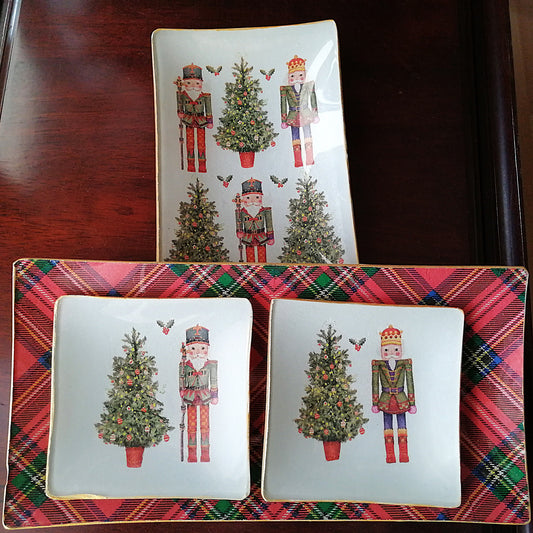 Platito cuadrado de 10x10 cm decorado a mano mediante decoupage con estampado de cascanueces y abeto de navidad.
