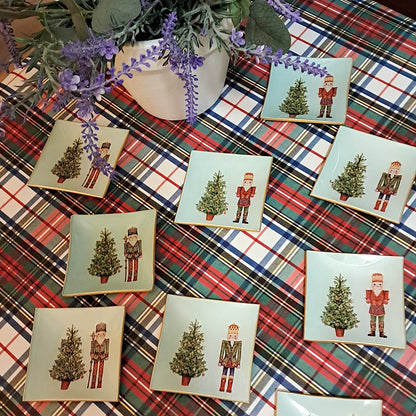Platitos cuadrados de 10x10 cm decorados a mano mediante decoupage con estampado de cascanueces y abeto de navidad.