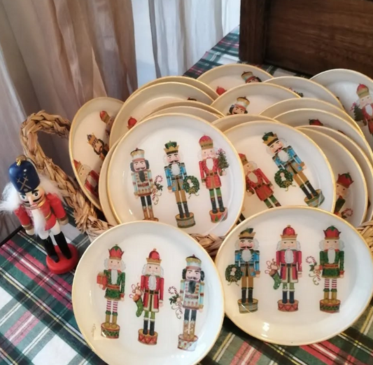 "Colección de platitos pequeños con diseños tradicionales de soldados cascanueces"
