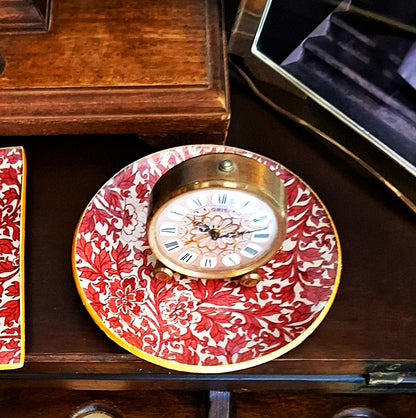 "Platito decorativo de 10 cm realizado a mano con  técnica decoupage". Elegante estampado damasco en rojo intenso con motivos florales ornamentales.
Este tamaño es perfecto como platito de pan, para objetos pequeños como joyitas en al mesita de noche, para el jabón de las manos. Artesanía Española.