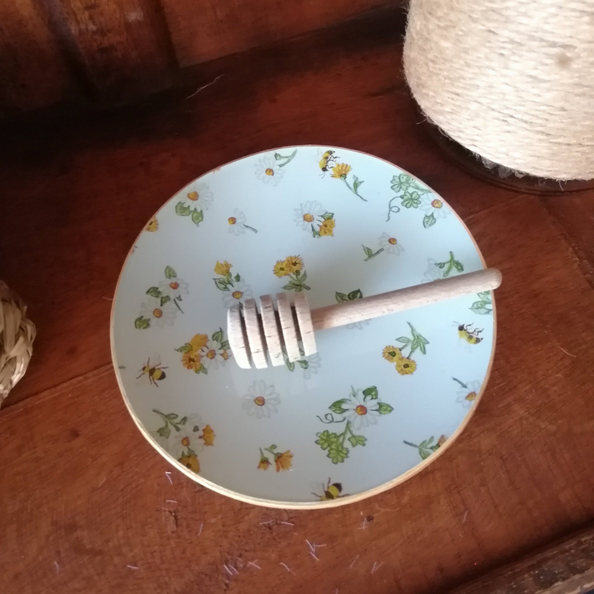 "Platito para miel artesanal - diseño floral delicado realizado con técnica decoupage" Usos perfectos: Desayunos especiales con tostadas y miel, para acompañar té o infusiones, como regalo para amantes de productos naturales o como decoración de mesa campestre.