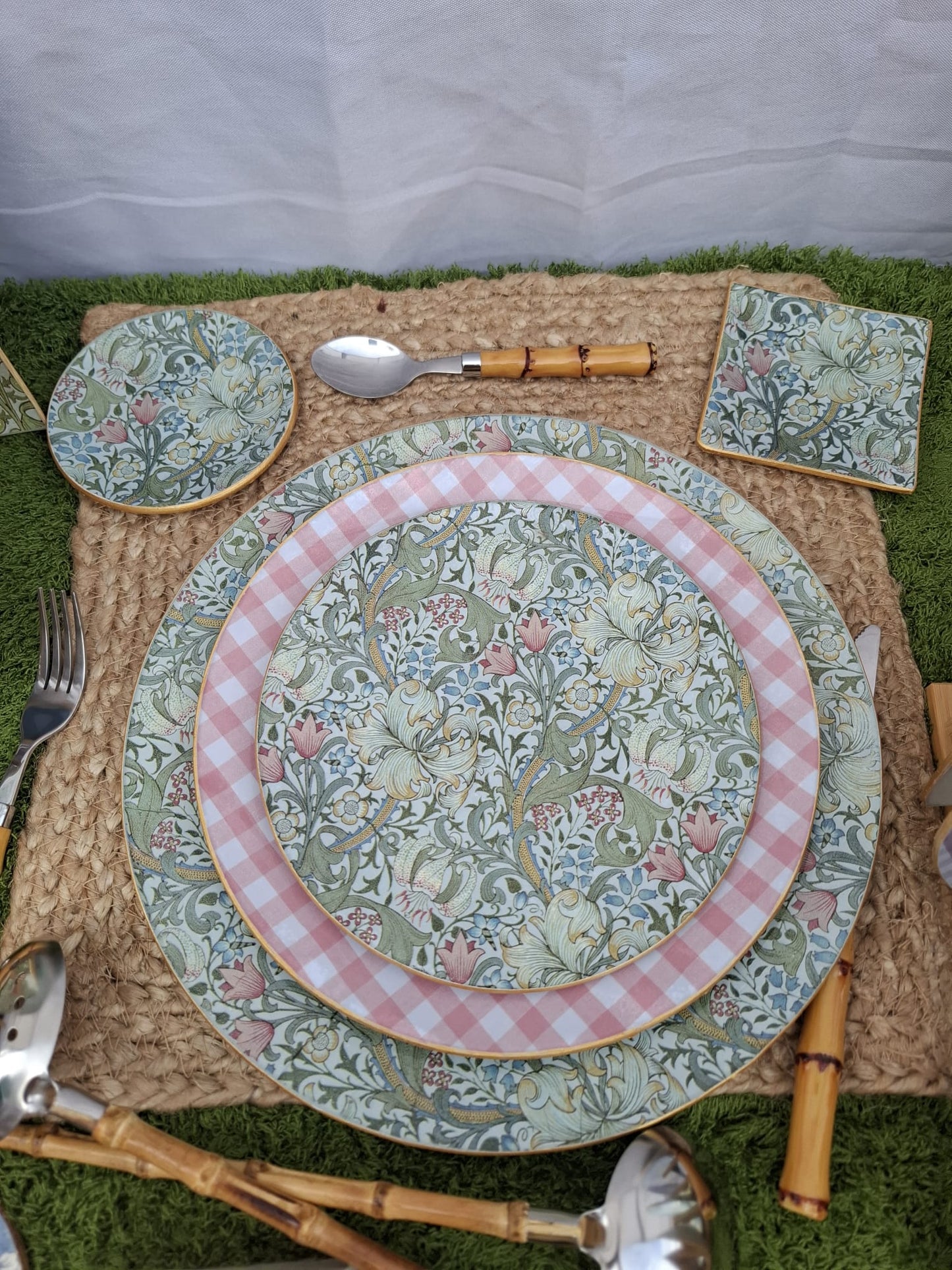 Precioso plato de cristal decorado a mano con  estampado William Morris Golden Lily White. Combinado con plato llano de 25 cm en Vichy Rosa nude y bajoplato de 30 cm con estampado Golden Lily White.