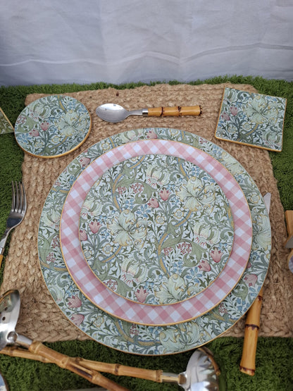 Precioso plato de cristal decorado a mano con  estampado William Morris Golden Lily White. Combinado con plato llano de 25 cm en Vichy Rosa nude y bajoplato de 30 cm con estampado Golden Lily White.