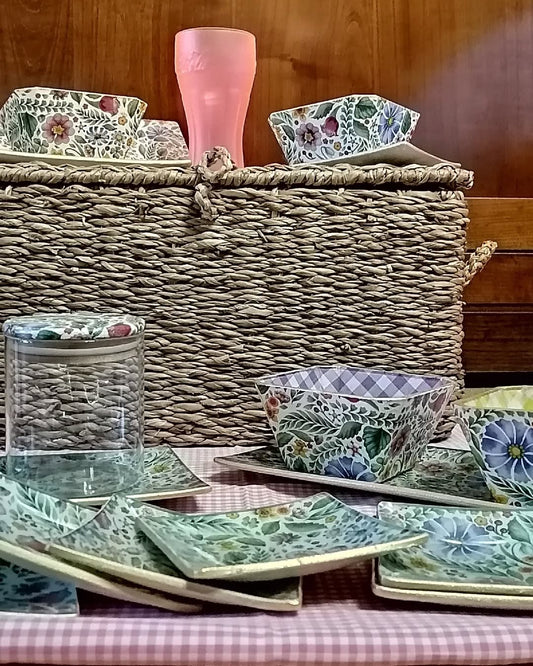 Set de vajilla artesanal con diseño de flores, complementado con accesorios de mimbre natural - perfecto para decoración del hogar