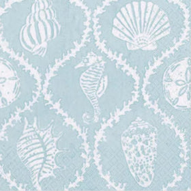 Estampado de conchas marinas y caballito de mar en blanco sobre fondo azul clarito.