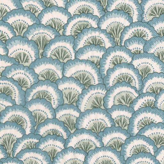  Patrón de abanicos en azul suave que sugiere: Serenidad y elegancia costera, 
estilo mediterráneo o "coastal chic", frescura y reminiscencias de cerámica tradicional española.