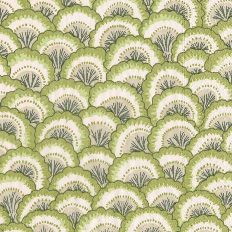 Patrón de abanicos en una paleta verde suave y natural. Tonos sage, oliva y crema que evocan tranquilidad. Estilo más orgánico y relajado, perfecto para el estilo "cottagecore" o vintage natural
Los detalles dorados le dan un toque sofisticado.