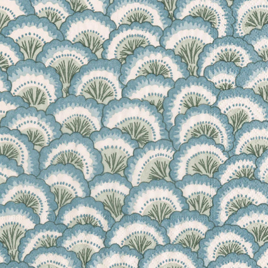  Patrón de abanicos en azul suave que sugiere: Serenidad y elegancia costera, 
estilo mediterráneo o "coastal chic", frescura y reminiscencias de cerámica tradicional española.