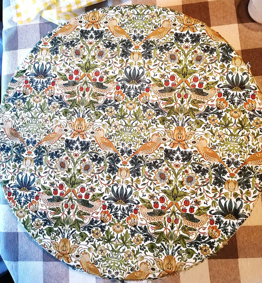 "Plato giratorio de aperitivos con estampado William Morris en tonos azul marino, naranja y verde oliva sobre fondo blanco. Diseño floral vintage con motivos ornamentales estilizados, ideal para servir aperitivos con estilo decorativo."