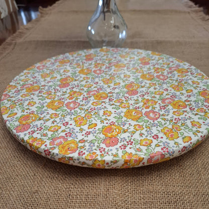 Tabla 35 cm de madera de bambú decorada a mano con tela Liberty Betsy Rosa. Ideal para presentar aperitivos y postres o como pieza decorativa en tu hogar.