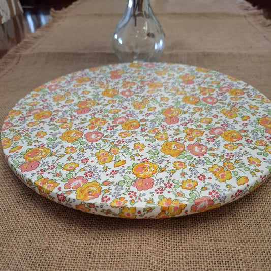 Tabla 35 cm de madera de bambú decorada a mano con tela Liberty Betsy Rosa. Ideal para presentar aperitivos y postres o como pieza decorativa en tu hogar.