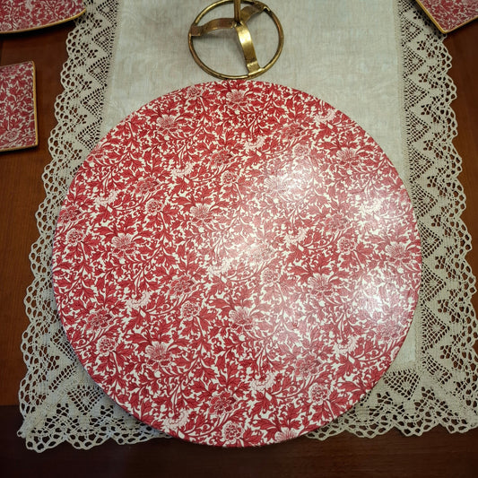 Plato giratorio con elegante estampado damasco en rojo intenso con motivos florales ornamentales. Es ideal como centro de mesa elegante, para servir aperitivos o postres, como bandeja de quesos...
El mecanismo giratorio facilita el acceso a todos.

