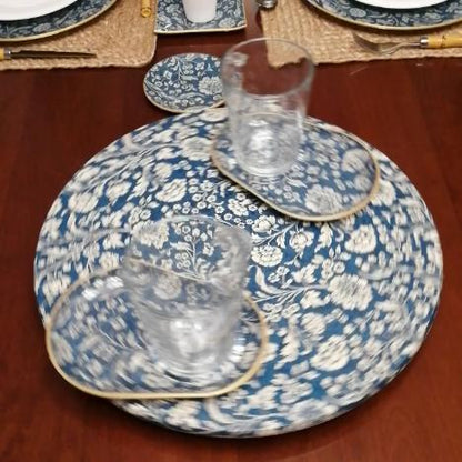 Elegante estampado azul intenso con flores grandes y  medianas en tonos cremas con un estilo vintage ideal para esta tabla giratoria artesanal.