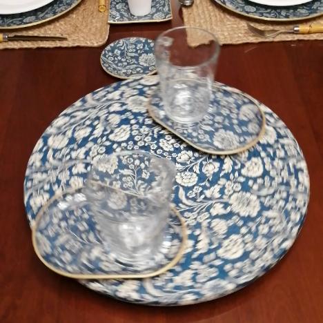 Elegante estampado azul intenso con flores grandes y  medianas en tonos cremas con un estilo vintage ideal para esta tabla giratoria artesanal.