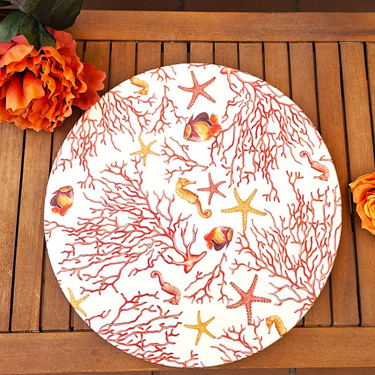 "Tabla giratoria con diseño marino de corales, estrellas de mar y peces tropicales en tonos rojos y naranjas".
Estilo muy veraniego y mediterráneo, perfecto para una mesa de exterior o para darle un toque costero a cualquier espacio.