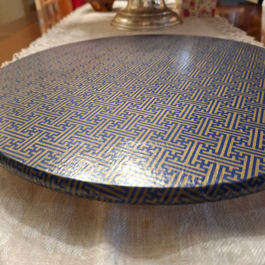 Bandeja giratoria decorada con 
patrón geométrico en azul y dorado que recuerda al diseño de un  laberinto o greca clásica. Acabado brillante y resistente. Apto para uso alimentario.
Funcionalidad:
✅ Gira 360° para fácil acceso.
✅ Perfecta para servir aperitivos, quesos, postres.
✅ Centro de mesa espectacular.
✅ Ideal para reuniones y celebraciones.
ideal en cenas elegantes y eventos especiales o como regalo exclusivo para amantes del arte.