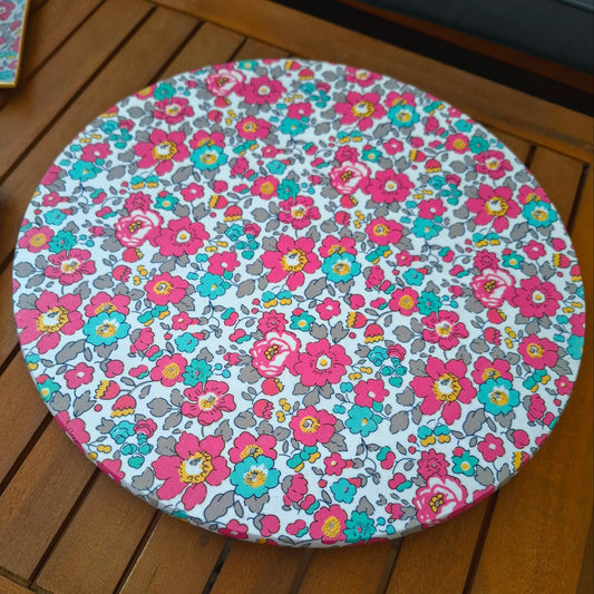 Tabla de madera de bambú decorada a mano con tela Liberty Betsy Rosa. Ideal para presentar aperitivos y postres o como pieza decorativa en tu hogar.