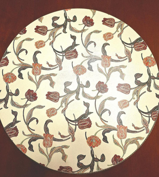"Tabla giratoria artesanal con estampado de tulipanes estilo otomano en tonos terracota, marrones y coral sobre fondo crema, borde decorado con greca"
