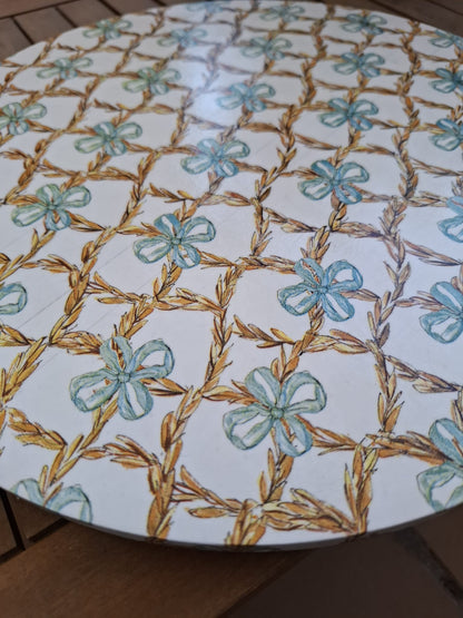 Detalle del estampado de flores azul suave y celosía vegetal dorada de la tabla giratoria Celosía Floral