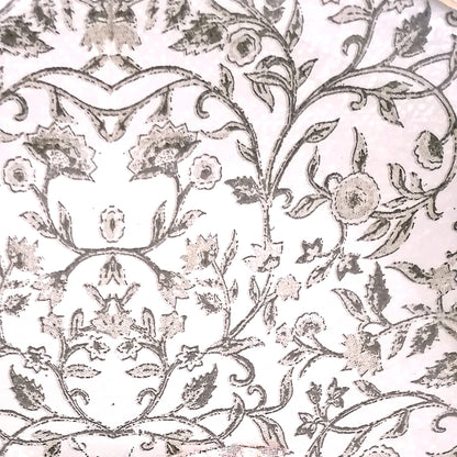 Diseño floral vintage en tonos verde caza y beige. Muestra flores detalladas con pétalos ornamentados, hojas decorativas y elementos florales entrelazados que crean una composición continua y repetitiva. El estilo tiene una apariencia clásica y romántica, con líneas suaves y sombreado sutil que le da profundidad y textura. Es un diseño sofisticado que evoca la elegancia de los textiles tradicionales europeos, perfecto para aplicaciones decorativas que requieran un toque refinado y atemporal.