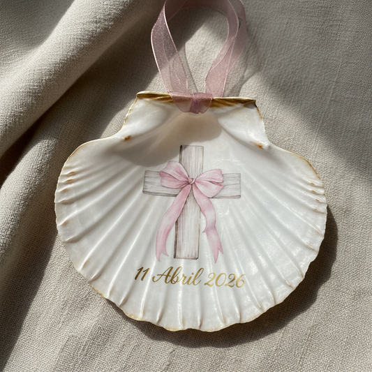 Concha bautismal con cruz de madera y lazo rosa personalizable con fecha